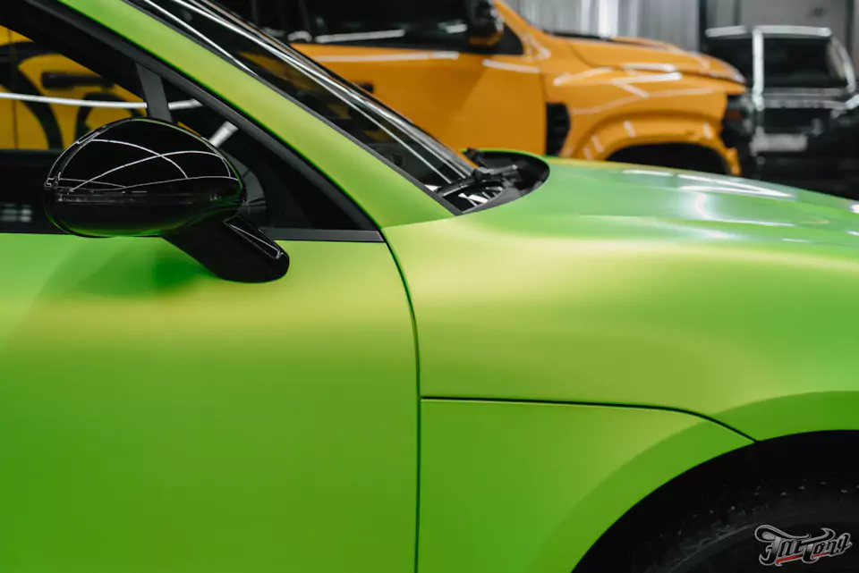 Оклеили Porsche Macan ярко-салатовым винилом и забронировали матовым полиуретаном, окрасили диски в черный глянец, установили ремни безопасности в цвет пленки (напечатали цвет!)